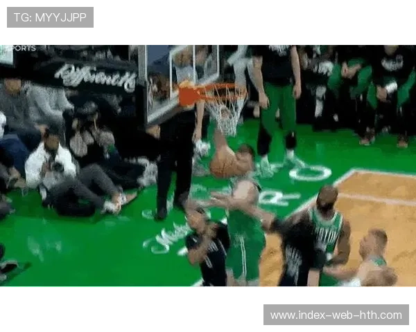 塔图姆接连切入，凯尔特人攻防两端占优